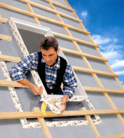 Obr. 4–8: Parotěsná fólie, která má brzdit pronikání vlhkosti a vodních par z interiéru do střešního pláště, musí být důsledně napojena na okenní rám