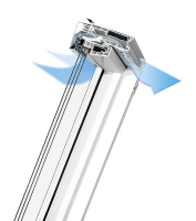 Řez plastovým střešním oknem Fakro PTP-V U4 z vícekomorových PVC bílých profilů zpevněných hliníkovými výztužemi