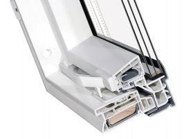 Řez plastovým střešním oknem Fakro PTP-V U4 z vícekomorových PVC bílých profilů zpevněných hliníkovými výztužemi