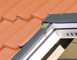 Okno se senzorem deště ZRD – díky bezdrátové technologii Z-Wave (umožňuje komunikaci mezi různými běžnými elektronickými zařízeními v domácnosti a jejich vzdálenou kontrolu a ovládání) – reaguje na změnu povětrnostních podmínek