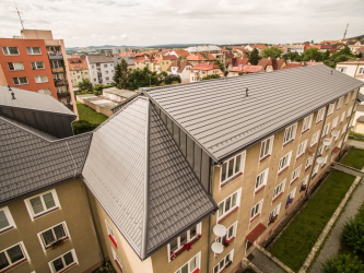Bytový dům v Písku nyní zdobí nová nízkoprofilová ocelová krytina Ruukki Decorrey Grand