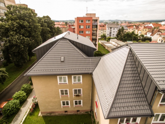 Bytový dům v Písku nyní zdobí nová nízkoprofilová ocelová krytina Ruukki Decorrey Grand