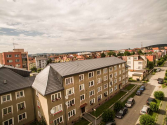 Bytový dům v Písku nyní zdobí nová nízkoprofilová ocelová krytina Ruukki Decorrey Grand