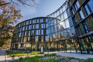 Budova AFI Karlín - Butterfly je největším projektem s živými vertikálními kaskádovými zahradami ve střední Evropě