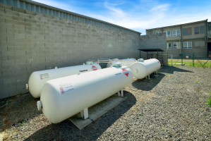 Velikost nádrží je odvislá od požadavků a pohybuje se od 2 do 250 m3. Systém může být nastaven tak, že automaticky vydá signál, pokud hladina kapalného plynu klesne na určitou mez a společnost automaticky zásobník sama doplní