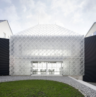 Skleněný dům slouží jako jednací a výstavní prostor, prodejna a vzorkovna. Tvarovky skleněného pláště vycházejí z tradičního formátu české šablony břidlice. Významnou součástí projektu byly detaily kotvení šablon k ocelové konstrukci, způsoby zakončení a návaznosti v rozích, u soklu a přechodu na střešní plášť