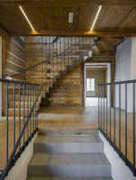 Celý interiér má charakter za sebou řazených komnat. Autoři tak podpořili původní konstrukce, které pracovnímu prostředí vtiskly kouzlo historické stavby i jistého sentimentu