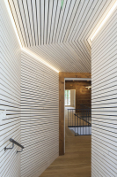 Celý interiér má charakter za sebou řazených komnat. Autoři tak podpořili původní konstrukce, které pracovnímu prostředí vtiskly kouzlo historické stavby i jistého sentimentu