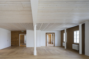 Celý interiér má charakter za sebou řazených komnat. Autoři tak podpořili původní konstrukce, které pracovnímu prostředí vtiskly kouzlo historické stavby i jistého sentimentu