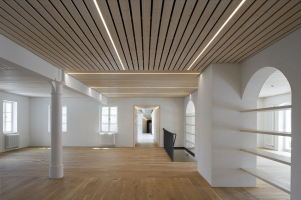 Autoři podpořili původní konstrukce, které pracovnímu prostředí vtiskly kouzlo historické stavby i jistého sentimentu. Všemi budovami se vine nit společných prostorů se zálivy a zákoutími, které zároveň slouží k odpočinku. Jednotlivá oddělení jsou uspořádána tak, aby podpořila spolupráci a ducha firmy. Celý interiér má charakter za sebou řazených komnat