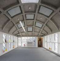 Střecha má dvě vrstvy: horní odpovídá fasádě ze skleněných šablon, její nosnou konstrukci tvoří ocelová příhradová konstrukce. Spodní konstrukce byla realizována jako betonová skořepina, na níž je umístěno tepelně izolační a hydroizolační souvrství