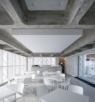 Skleněný dům slouží jako jednací a výstavní prostor, prodejna a vzorkovna