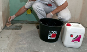 Po vyzrání vyrovnávací hmoty je nutná celoplošná aplikace základního nátěru Baumit Grund (na nasákavé podklady), případně Baumit SuperGrund (pro nasákavé i nenasákavé podklady)