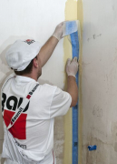 V rámci realizace hydroizolační vrstvy je nutné nejprve ošetřit namáhaná místa (styk podlah a stěn) Hydroizolační páskou, která je vložená do čerstvé první vrstvy hydroizolačního nátěru Baumit Baumacol Proof