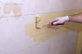 Následuje celoplošný hydroizolační nátěr Baumit Baumacol Proof, nanášený pomocí válečku či štětky