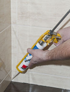 Veškeré namáhané spoje (např. styk podlah a stěn, dilatační spáry) se vyplní pružným silikonovým tmelem Baumit Baumacol Silikon. Před aplikací tmelu je doporučeno do spáry vložit těsnící provazec, který zajistí pnutí hmoty ve spáře v jednom směru a zajišťuje tím dlouhodobou životnost spárovacího tmelu