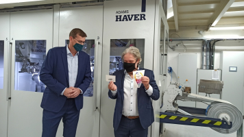 Požehnání nové baličce na sypké stavební směsi společnosti LB Cemix proběhlo na svátek Ludmily