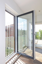 Plastová okna nemusí mít jen tuctovou bílou barvu. Speciálně tvrzená povrchová úprava VEKA SPECTRAL jim dodá elegantní barevný vzhled (zdroj: VEKA)