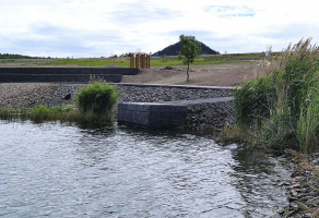 Nejvíce přístupových prvků bude na největším jezeře Most, kde už stojí 17 hlavních a 22 stranových bloků