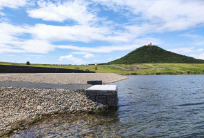 Pro každé molo jsou připraveny na přichycení kotvicí bloky