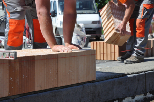 Stavební sezona od jara do podzimu patří tekuté maltě HELUZ SIDI, s příchodem zimy lze zdít se zimními maltami HELUZ