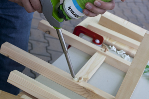 ...nebo bodově v případě detailního lepení. Lepidlo nijak neexpanduje ani nevzlíná. Množství lze plynule regulovat pistolí, případně trubičkou.