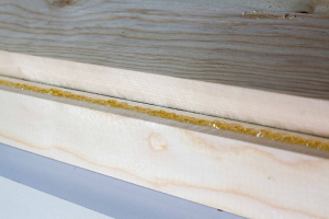 Lepidlo se nanáší pouze na jednu stranu materiálu. Otevřený čas je 8–10 minut. V časovém rozmezí lze provádět korektury nebo lepené materiály oddělit.