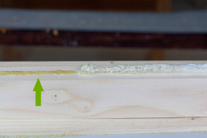 Počkejte asi 10–15 vteřin, dokud se lepidlo nepromění na tenký film medové barvy.