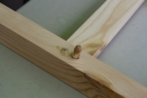 Počkejte asi 10–15 vteřin, dokud se lepidlo nepromění na tenký film medové barvy.