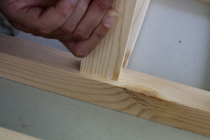 Přiložte druhou část materiálu a ideálně zafixujte alespoň na 15–20 minut truhlářskými svorkami. Alternativně lze spoj také zatěžkat.