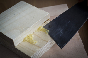 Už po 30 minutách můžete fixaci odstranit a s lepenou konstrukcí libovolně manipulovat, případně mechanicky odstranit přebytečné části lepidla (krusty) špachtlí.