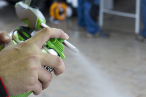 Po skončení lepení nezapomeňte vyčistit pistoli čističem na PUR pěny.