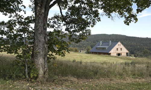 Ze stavebního hlediska bylo u tohoto domu důležité provedení skládané břidlicové krytiny v rozsahu 450 m2, dále také kombinace dřevěné nosné konstrukce s monolitickou betonovou konstrukcí