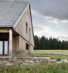 Obvodový plášť má tradiční obklad prkny s krycí lištou na svislo