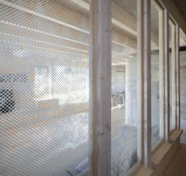 Dřevěný dům ukotvený v krajině