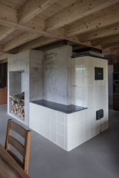 Dřevěný dům ukotvený v krajině