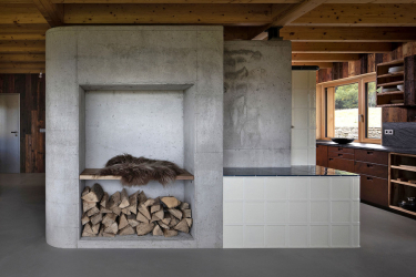 Betonová jádra, do nichž autoři stavby zakomponovali pec, jsou součástí hlavní nosné konstrukce jako centrální ztužující prvek. Zároveň vytváří středový pilíř podpírající krov.