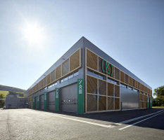 Podélný prosvětlovací pás v horní části fasády zajišťuje bazilikální prosvětlení výrobní plochy. Fasády člení treláž z modřínového dřeva, doplňují je otvory pro zásobování a expedici. Proti mechanickému poškození jsou chráněny ocelovými mantinely