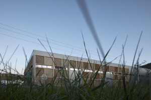 Výrobní hala má dřevěnou konstrukci i fasádu