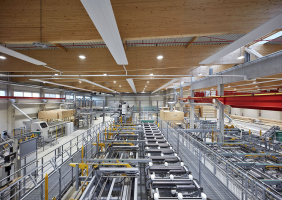 Výrobní prostory zastřešují nosníky z lepeného lamelového dřeva