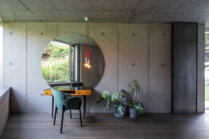 Ze staré stodoly v Kojetíně vznikl inspirativní rodinný dům moderní betonovou přístavbou