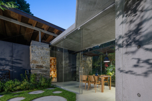 Ze staré stodoly v Kojetíně vznikl inspirativní rodinný dům moderní betonovou přístavbou