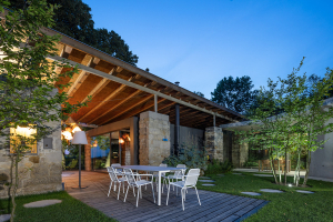 Ze staré stodoly v Kojetíně vznikl inspirativní rodinný dům moderní betonovou přístavbou