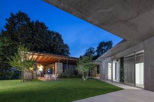 Ze staré stodoly v Kojetíně vznikl inspirativní rodinný dům moderní betonovou přístavbou