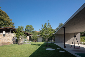 Ze staré stodoly v Kojetíně vznikl inspirativní rodinný dům moderní betonovou přístavbou