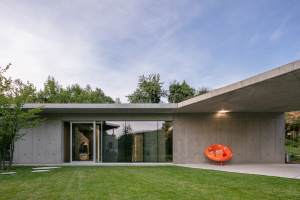 Ze staré stodoly v Kojetíně vznikl inspirativní rodinný dům moderní betonovou přístavbou