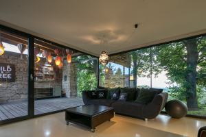 Ze staré stodoly v Kojetíně vznikl inspirativní rodinný dům moderní betonovou přístavbou