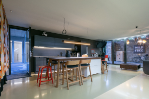 Ze staré stodoly v Kojetíně vznikl inspirativní rodinný dům moderní betonovou přístavbou