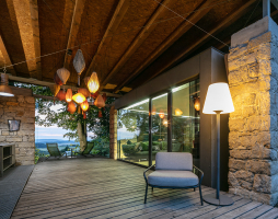 Ze staré stodoly v Kojetíně vznikl inspirativní rodinný dům moderní betonovou přístavbou