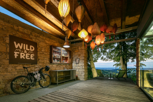 Ze staré stodoly v Kojetíně vznikl inspirativní rodinný dům moderní betonovou přístavbou